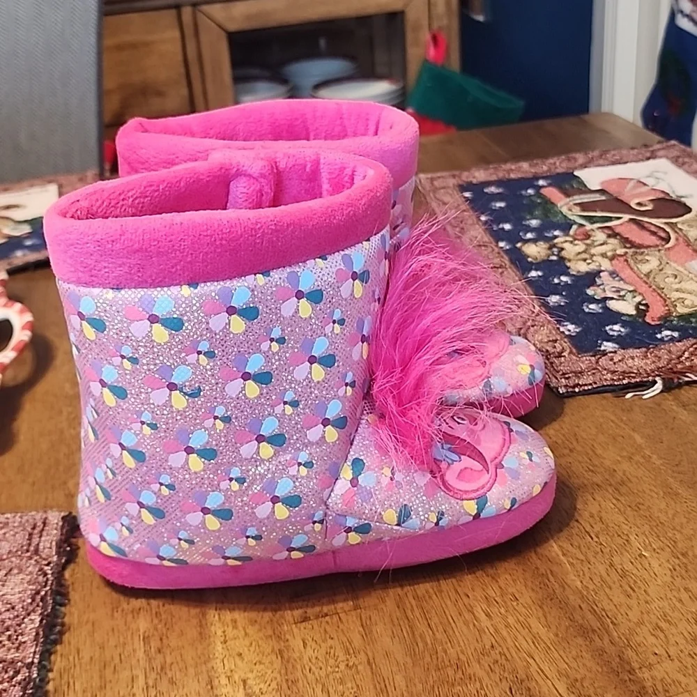 TROLLS BOOT STYLE SLIPPERS SZ 2/3 NWOT